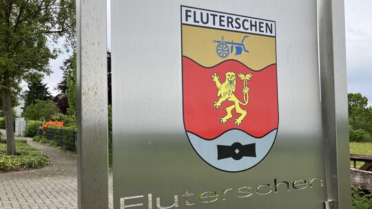 Das Wappen des Ortes prangt am Ortseingang und heißt Besucher willkommen. Rosig schien die kommunalpolitische Stimmung im kleine Das Wappen des Ortes prangt am Ortseingang und heißt Besucher willkommen. Rosig schien die kommunalpolitische Stimmung im kleine