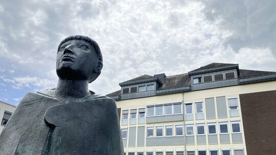 Im Altbau des Krankenhauses in Bernkastel-Kues könnte ein Pflegeheim entstehen, doch er ist sanierungsbedürftig. Im Altbau des Krankenhauses in Bernkastel-Kues könnte ein Pflegeheim entstehen, doch er ist sanierungsbedürftig.