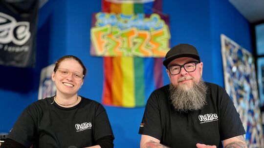 Die neue Leiterin der Jugendfreizeitstätte der evangelischen Kirche am Bahnhof in Limburg, Lea Heiger, mit ihrem Kollegen der "F Die neue Leiterin der Jugendfreizeitstätte der evangelischen Kirche am Bahnhof in Limburg, Lea Heiger, mit ihrem Kollegen der "F