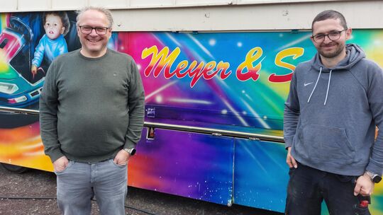 Der Neuwieder Schausteller Herbert Meyer (links) und sein Sohn Herbert Meyer junior sind auch in diesem Jahr wieder mit ihrem Au Der Neuwieder Schausteller Herbert Meyer (links) und sein Sohn Herbert Meyer junior sind auch in diesem Jahr wieder mit ihrem Au