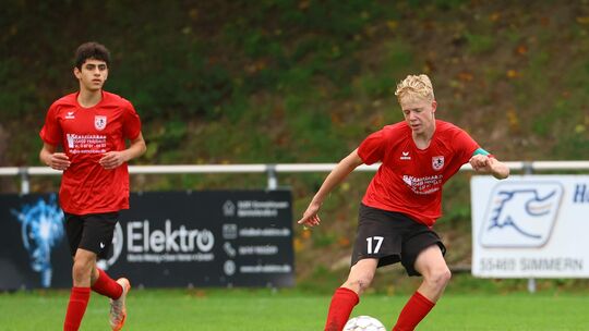 Die JSG Soonwald/Simmern um Artin Nazaralizadehfard (links) und Kapitän Michael Renk landete beim 5:0 in Remagen den 18. Sieg im Die JSG Soonwald/Simmern um Artin Nazaralizadehfard (links) und Kapitän Michael Renk landete beim 5:0 in Remagen den 18. Sieg im