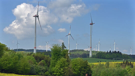 Symbolbild: Um zwei neue Windräder in den Windpark nach Dörth zu bringen, laufen bereits seit Anfang April Schwertransporte über Symbolbild: Um zwei neue Windräder in den Windpark nach Dörth zu bringen, laufen bereits seit Anfang April Schwertransporte über