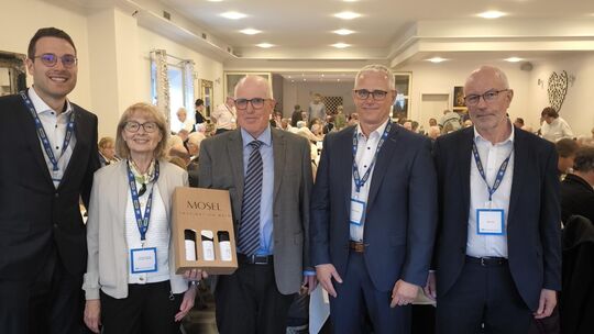 Freuten sich über den reibungslosen Ablauf der gut besuchten Generalversammlung (von links): Aufsichtsrat Jan-Niklas Zens, Aufsi Freuten sich über den reibungslosen Ablauf der gut besuchten Generalversammlung (von links): Aufsichtsrat Jan-Niklas Zens, Aufsi