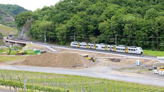 Zwischen Ahr, Ahrtalbahn und der Ortslage von Marienthal laufen derzeit die Bauarbeiten für den Ahrtalradweg mit seinen Rampen, Zwischen Ahr, Ahrtalbahn und der Ortslage von Marienthal laufen derzeit die Bauarbeiten für den Ahrtalradweg mit seinen Rampen,