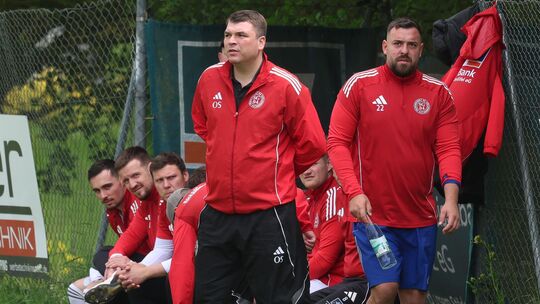 Die von Oliver Schuh trainierte SG Feldkirchen/Hüllenberg benötigt im Spiel gegen den FV Rot-Weiß Erpel noch einen Zähler, um de Die von Oliver Schuh trainierte SG Feldkirchen/Hüllenberg benötigt im Spiel gegen den FV Rot-Weiß Erpel noch einen Zähler, um de