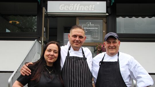 Monika Moszko und Lukas Kosiorek (von links) haben sich mit dem Rheinbistro einen Traum erfüllt. Michael Klein unterstützt sie d Monika Moszko und Lukas Kosiorek (von links) haben sich mit dem Rheinbistro einen Traum erfüllt. Michael Klein unterstützt sie d