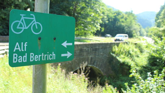 Diese Brücke aus Bruchsteinen führt die Fahrbahn der L103 und einen Radweg über den Erdenbach bei Bad Bertrich. Sie muss in Kürz Diese Brücke aus Bruchsteinen führt die Fahrbahn der L103 und einen Radweg über den Erdenbach bei Bad Bertrich. Sie muss in Kürz