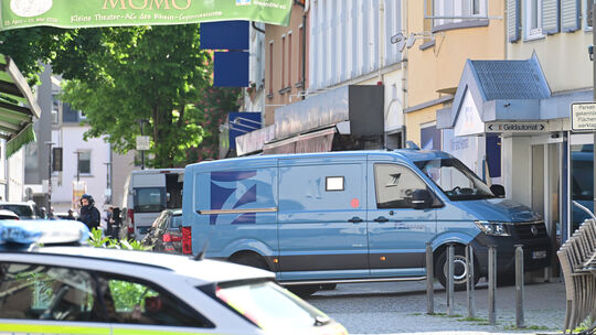Am Tag des Raubüberfalls mit Geisellage wurde ein Geldtransporter in der Sinziger Innenstadt überfallen. Am Tag des Raubüberfalls mit Geisellage wurde ein Geldtransporter in der Sinziger Innenstadt überfallen.