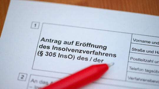 Um ein Insolvenzverfahren zu eröffnen, müssen Insolvenzgründe vorliegen – also Zahlungsunfähigkeit und/oder Überschuldung. Um ein Insolvenzverfahren zu eröffnen, müssen Insolvenzgründe vorliegen – also Zahlungsunfähigkeit und/oder Überschuldung.