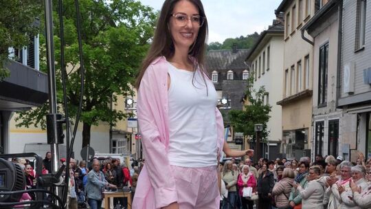 Auch in Kirn gab es schon eine Modenschau in der Innenstadt. Der dortige Steinweg wurde zum Laufsteg. Nun ist eine Veranstaltung Auch in Kirn gab es schon eine Modenschau in der Innenstadt. Der dortige Steinweg wurde zum Laufsteg. Nun ist eine Veranstaltung