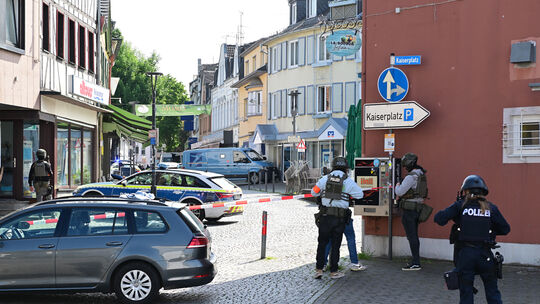 Der Fahrer des Geldtransporters wurde am 8. Mai bei einem Raubüberfall von einem Täter mit gezogener Waffe in den Tresorraum der Der Fahrer des Geldtransporters wurde am 8. Mai bei einem Raubüberfall von einem Täter mit gezogener Waffe in den Tresorraum der