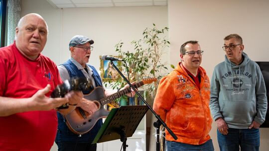Jürgen Jachmig (2. von links) und ein Teil der Thurer Turmspatzen beim Musizieren im Wohnzimmer des Caritas-Hauses. Jürgen Jachmig (2. von links) und ein Teil der Thurer Turmspatzen beim Musizieren im Wohnzimmer des Caritas-Hauses.