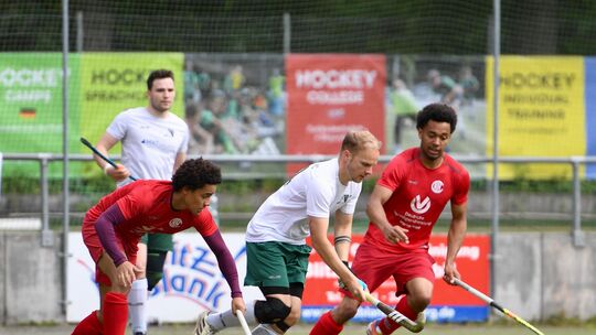 Wer bekommt den Ball unter Kontrolle? Die KHC-Spieler Jeremy Ley (rechts) und sein Bruder Adrian nehmen dem Limburger Torschütze Wer bekommt den Ball unter Kontrolle? Die KHC-Spieler Jeremy Ley (rechts) und sein Bruder Adrian nehmen dem Limburger Torschütze