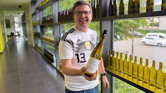 Johannes Müller - hier im Trikot seines Namensvetters Thomas Müller - hat noch einen Restbestand des Rieslings, der am Samstag b Johannes Müller - hier im Trikot seines Namensvetters Thomas Müller - hat noch einen Restbestand des Rieslings, der am Samstag b