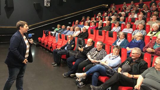 Carolin Blum vom Polizeipräsidium Koblenz informierte im Pro-Winzkino zahlreiche Seniorinnen und Senioren über die Gefahr von Sc Carolin Blum vom Polizeipräsidium Koblenz informierte im Pro-Winzkino zahlreiche Seniorinnen und Senioren über die Gefahr von Sc