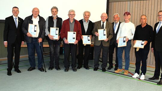 Jörg Wagner (links), Stephan Ruppenthal (4. von rechts) und Markus Hofmann (rechts) ehrten Wolfgang Boos, Wolfgang Faller, Klaus Jörg Wagner (links), Stephan Ruppenthal (4. von rechts) und Markus Hofmann (rechts) ehrten Wolfgang Boos, Wolfgang Faller, Klaus
