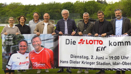 Die Vertreter der Lotto-Elf, des ausrichtenden SC 07 Idar-Oberstein, der Lions Idar-Oberstein und der Aktionsgemeinschaft Kind f Die Vertreter der Lotto-Elf, des ausrichtenden SC 07 Idar-Oberstein, der Lions Idar-Oberstein und der Aktionsgemeinschaft Kind f