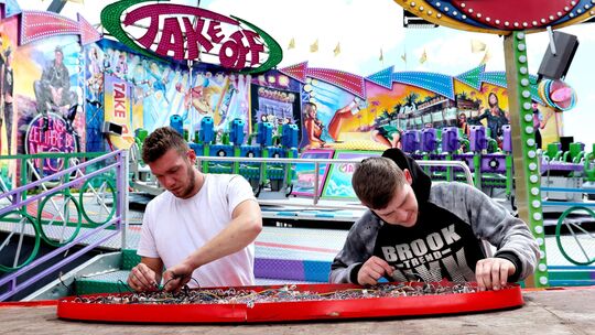 Die letzten Arbeiten laufen, damit am Freitag pünktlich die Pfingstkirmes beginnen kann. Die letzten Arbeiten laufen, damit am Freitag pünktlich die Pfingstkirmes beginnen kann.