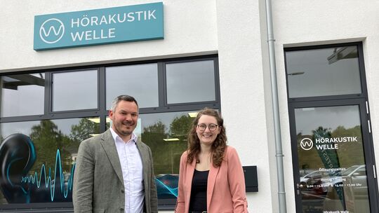 Geschäftsführer Sebastian Krell freut sich zusammen mit seinen Mitarbeitern über den großen Zuspruch zum ersten Eröffnungstag am Geschäftsführer Sebastian Krell freut sich zusammen mit seinen Mitarbeitern über den großen Zuspruch zum ersten Eröffnungstag am