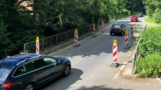 Fahrbahnbegrenzer regulieren den Verkehr auf der inzwischen in die Jahre gekommenen Rupbachbrücke. Fahrbahnbegrenzer regulieren den Verkehr auf der inzwischen in die Jahre gekommenen Rupbachbrücke.