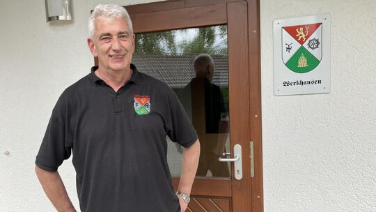 Thomas Abel (61) vor dem Dorftreff in Werkhausen. Hier wurden bereits einige Projekte wie der "Weg der Sinne" umgesetzt, und der Thomas Abel (61) vor dem Dorftreff in Werkhausen. Hier wurden bereits einige Projekte wie der "Weg der Sinne" umgesetzt, und der
