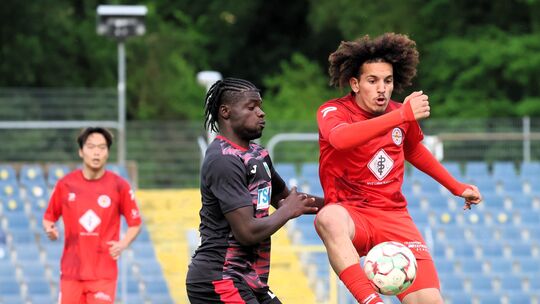Rot-Weiss-Akteur Mo Maroc (rotes Trikot) bereitete das 1:0 für seine Mannschaft vor. Am Ende stand ein 4:2-Sieg gegen Wormatia W Rot-Weiss-Akteur Mo Maroc (rotes Trikot) bereitete das 1:0 für seine Mannschaft vor. Am Ende stand ein 4:2-Sieg gegen Wormatia W