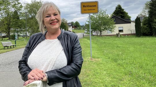 Nicole Knorr-Zibert (54) vor dem Ortseingang von Werkhausen. Sie fühlt sich in dem kleinen Ort pudelwohl und möchte dafür sorgen Nicole Knorr-Zibert (54) vor dem Ortseingang von Werkhausen. Sie fühlt sich in dem kleinen Ort pudelwohl und möchte dafür sorgen