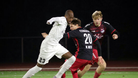Im Hinspiel trennten sich Kelvin Lunga (weißes Trikot) und sein FC Cosmos Koblenz mit 2:2 von Moritz Muth (Mitte), Lennard Plum Im Hinspiel trennten sich Kelvin Lunga (weißes Trikot) und sein FC Cosmos Koblenz mit 2:2 von Moritz Muth (Mitte), Lennard Plum