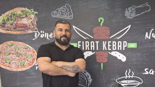 "Unsere Döner machen richtig satt", sagt Mehmet Seker. Wer satt ist, sei auch automatisch glücklicher. Und das Glücklichsein hab "Unsere Döner machen richtig satt", sagt Mehmet Seker. Wer satt ist, sei auch automatisch glücklicher. Und das Glücklichsein hab