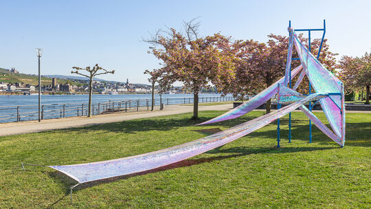 24 Werke von 20 Künstlern sind derzeit bei der Skulpturen-Triennale in Bingen zu sehen, darunter auch die Arbeit „Outdoor Wrap ( 24 Werke von 20 Künstlern sind derzeit bei der Skulpturen-Triennale in Bingen zu sehen, darunter auch die Arbeit „Outdoor Wrap (