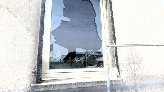 Nach einer Begehung bestätigt die Stadt, dass Scheiben in dem Gebäude offensichtlich mutwillig zerstört wurden. Herumliegende Gl Nach einer Begehung bestätigt die Stadt, dass Scheiben in dem Gebäude offensichtlich mutwillig zerstört wurden. Herumliegende Gl