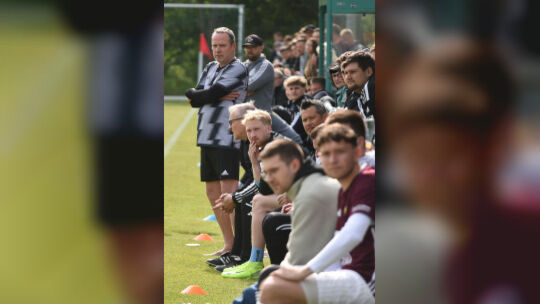 Möchte mit seinem Team die Aufstiegsrunde zur Verbandsliga erreichen: Jens Bohr (links), der Trainer der SG Meisenheim. Möchte mit seinem Team die Aufstiegsrunde zur Verbandsliga erreichen: Jens Bohr (links), der Trainer der SG Meisenheim.