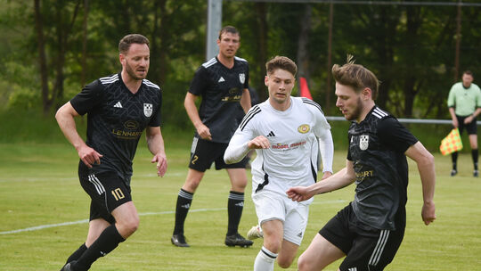 Defensive Stabilität: Der Winterbacher Leon Zimmermann (rechts) läuft einen Ball ab. Jonas Kunz (links) und Leon Leister passen Defensive Stabilität: Der Winterbacher Leon Zimmermann (rechts) läuft einen Ball ab. Jonas Kunz (links) und Leon Leister passen