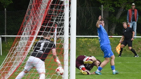 Tor für den FC Schmittweiler? Nein, das Schiedsrichtergespann gab in dieser Szene gegen die SG Rieschweiler keinen Treffer, obwo Tor für den FC Schmittweiler? Nein, das Schiedsrichtergespann gab in dieser Szene gegen die SG Rieschweiler keinen Treffer, obwo