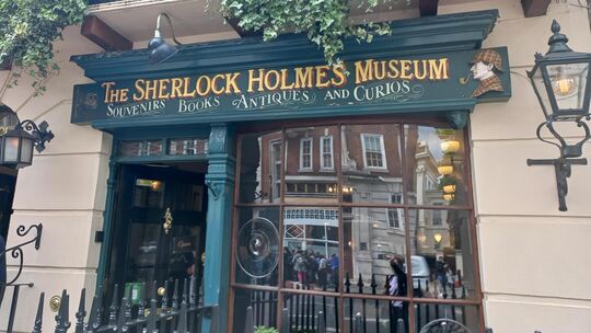 Das Sherlock Holmes Museum in der Baker Street in London lässt die Besucher tief in die Welt des berühmten Detektivs und seines Das Sherlock Holmes Museum in der Baker Street in London lässt die Besucher tief in die Welt des berühmten Detektivs und seines