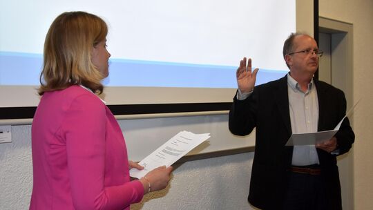 Die Erste Beigeordnete Andrea Köhler vereidigte Jörg Winter als neuen Ortsbürgermeister von Miehlen. Die Erste Beigeordnete Andrea Köhler vereidigte Jörg Winter als neuen Ortsbürgermeister von Miehlen.