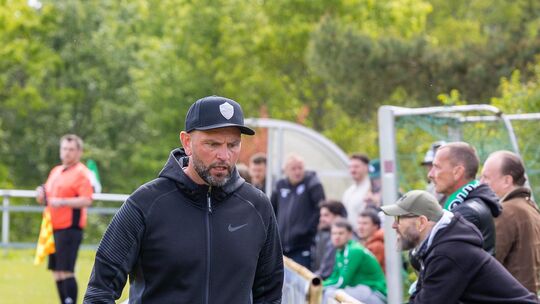 Alles ist entschieden, aber der Meistertrainer schaut sauer. Gerade hat Christian Schübelin in Trippstadt eine Gelbe Karte geseh Alles ist entschieden, aber der Meistertrainer schaut sauer. Gerade hat Christian Schübelin in Trippstadt eine Gelbe Karte geseh