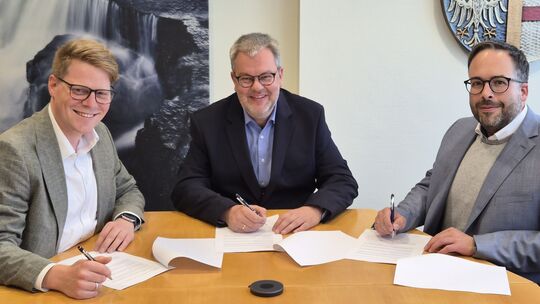 Tobias Böker (Böker & Paul AG; von links), Markus Hof (Bürgermeister der Verbandsgemeinde Westerburg) und der ärztliche Koordina Tobias Böker (Böker & Paul AG; von links), Markus Hof (Bürgermeister der Verbandsgemeinde Westerburg) und der ärztliche Koordina