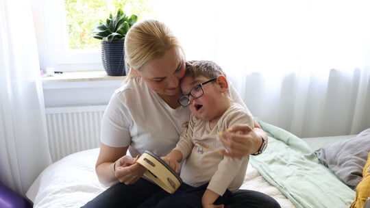 Manuel hat das sehr seltene Joubert-Syndrom und hat Schwierigkeiten dabei, eigenständig zu sitzen oder zu sprechen. Manuel hat das sehr seltene Joubert-Syndrom und hat Schwierigkeiten dabei, eigenständig zu sitzen oder zu sprechen.