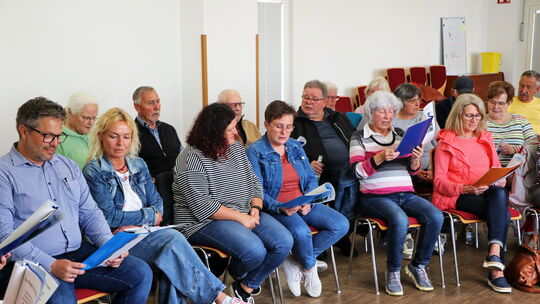Auch der Ortsbürgermeister von Nentershausen, Tobias Reusch (links), hatte sich in die Sängerschar eingereiht. Auch der Ortsbürgermeister von Nentershausen, Tobias Reusch (links), hatte sich in die Sängerschar eingereiht.