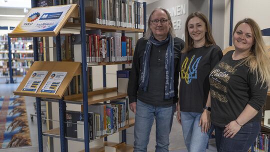 Volker Trümper, Leiter der Stadtbibliothek, mit Alona Tymchenko und Olga Deinega vom Verein "Kolo – Ukrainisch-Deutscher Verein" Volker Trümper, Leiter der Stadtbibliothek, mit Alona Tymchenko und Olga Deinega vom Verein "Kolo – Ukrainisch-Deutscher Verein"