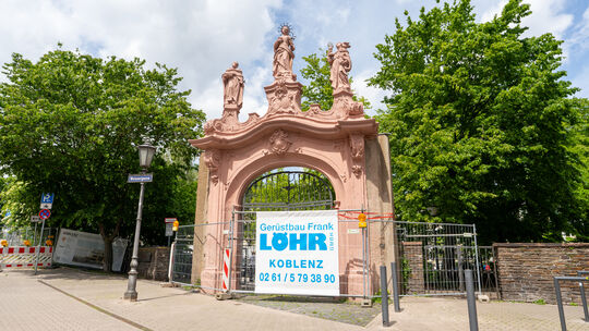 Das Rokokoportal in der Weißer Gasse in der Koblenzer Altstadt ist beschädigt worden, offenbar durch ein Fahrzeug. Das Rokokoportal in der Weißer Gasse in der Koblenzer Altstadt ist beschädigt worden, offenbar durch ein Fahrzeug.