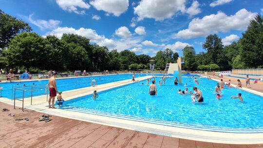 Für das erste Wochenende der diesjährigen Schwimmbadsaison in Birkenfeld ist gutes Wetter angekündigt. Für das erste Wochenende der diesjährigen Schwimmbadsaison in Birkenfeld ist gutes Wetter angekündigt.