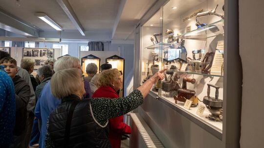 Die Besucher staunen über die Vielfalt an Bügeleisen und Glättgeräten in der Ausstellung. Die Besucher staunen über die Vielfalt an Bügeleisen und Glättgeräten in der Ausstellung.