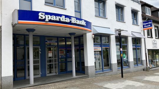 Die Sparda-Bank-Filiale in Altenkirchen wird zum 31. Juli 2026 zu einer Selbstbedienungsstelle (SB-Center) umgebaut. Das teilte Die Sparda-Bank-Filiale in Altenkirchen wird zum 31. Juli 2026 zu einer Selbstbedienungsstelle (SB-Center) umgebaut. Das teilte