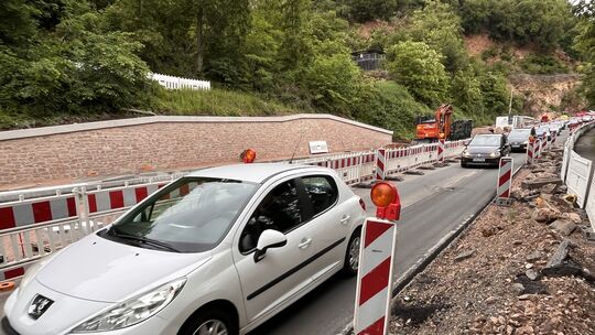 Engstelle hinter der Salinenbrücke: Der Verkehr wird über eine Ampelanlage gesteuert. Engstelle hinter der Salinenbrücke: Der Verkehr wird über eine Ampelanlage gesteuert.