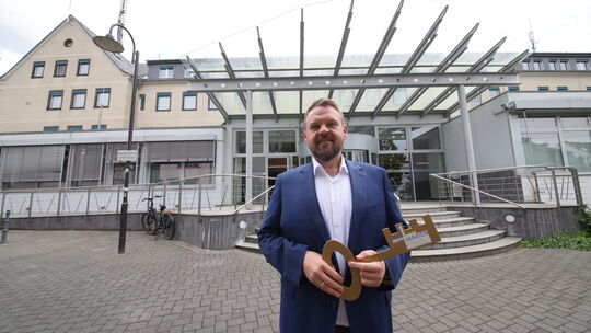 Bürgermeister Christoph Mohr hält den symbolischen Schlüssel für die ehemalige orthopädische Fachklinik in der Bendorfer Innenst Bürgermeister Christoph Mohr hält den symbolischen Schlüssel für die ehemalige orthopädische Fachklinik in der Bendorfer Innenst