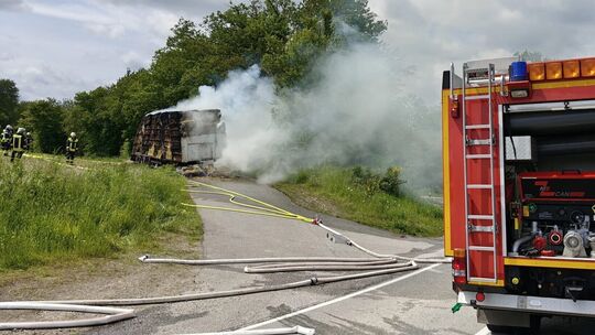 Dem Fahrer des Sattelzugs war es noch gelungen den brennenden Anhänger rückwärts in einen Feldweg zu setzen. Dem Fahrer des Sattelzugs war es noch gelungen den brennenden Anhänger rückwärts in einen Feldweg zu setzen.