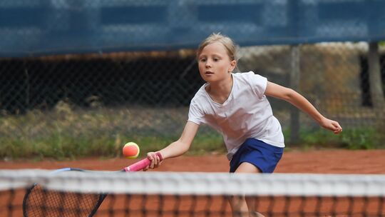 Hailey Wheeldon vom TC Blau-Weiß Bad Kreuznach schlug im Vorjahr in der U9 auf. Dieses Mal startet sie beim Jugend-Cup eine Alte Hailey Wheeldon vom TC Blau-Weiß Bad Kreuznach schlug im Vorjahr in der U9 auf. Dieses Mal startet sie beim Jugend-Cup eine Alte