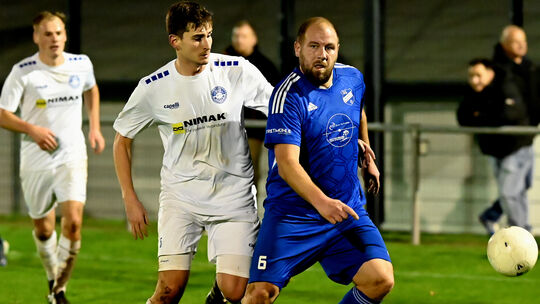 Für Mittelhofs Michael Trautmann (in Blau) endet seine Zeit als Trainer bei der SG im Sommer. Am letzten Spieltag will sein Team Für Mittelhofs Michael Trautmann (in Blau) endet seine Zeit als Trainer bei der SG im Sommer. Am letzten Spieltag will sein Team